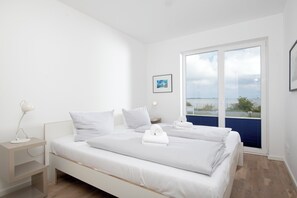 2 habitaciones, tabla de planchar con plancha y cuna de viaje