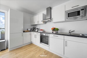 Frigorifero, forno, piano cottura, lavastoviglie
