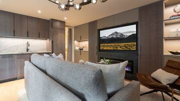 TV, peis, stereoanlegg og kontorer