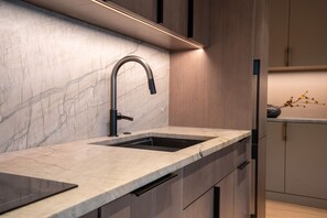 Réfrigérateur, micro-ondes, four, plaque de cuisson