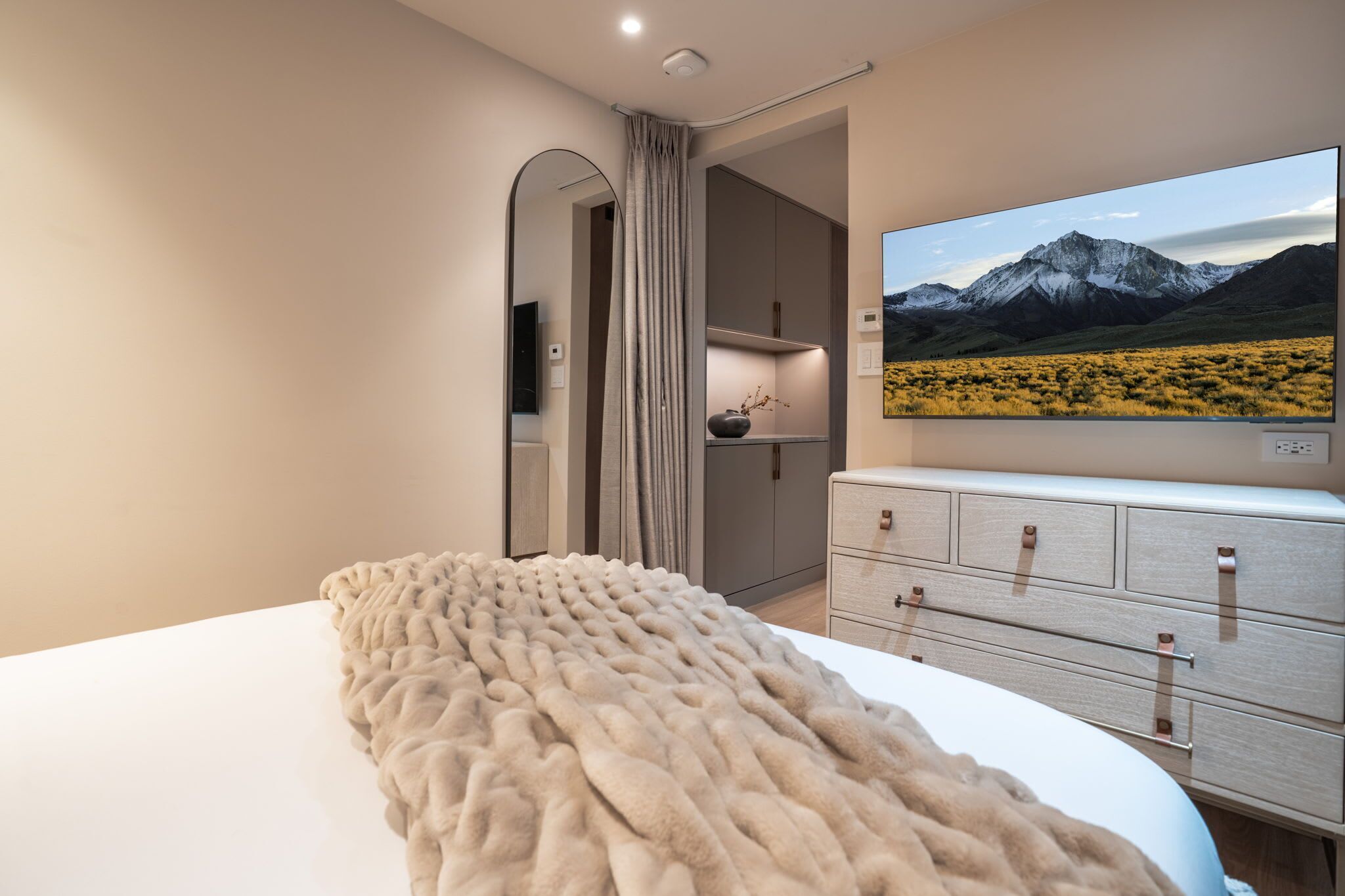 1 slaapkamer, een bureau, een strijkplank/strijkijzer, reisbedje