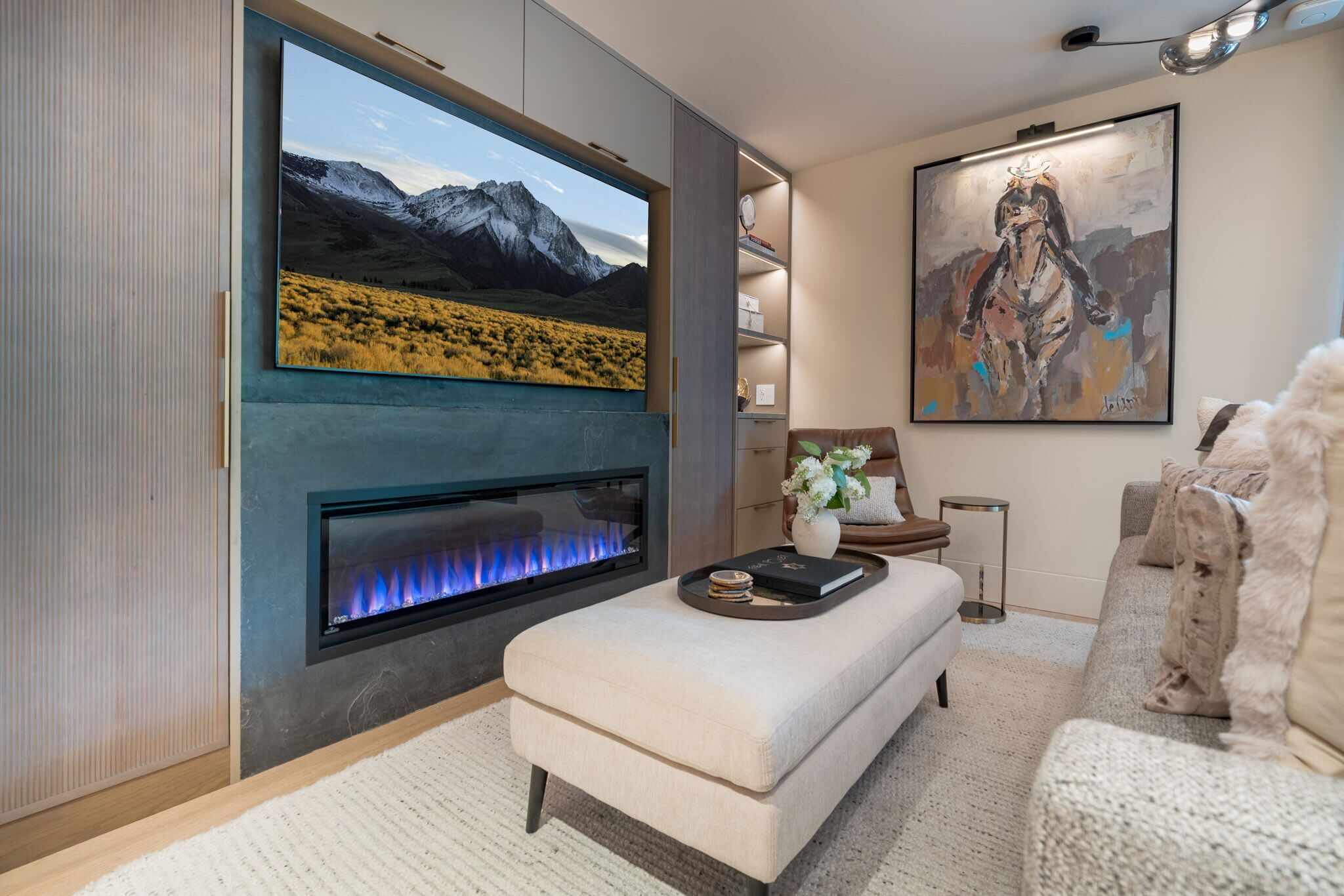 Een televisie, een open haard, een stereo en een kantoor