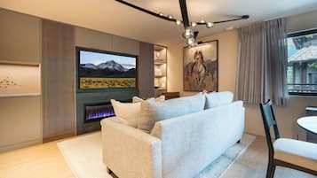 Televisión, chimenea, estéreo y oficina