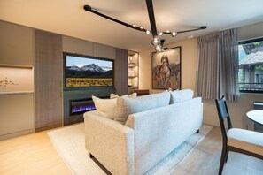 Televisio, takka, stereot, työhuone