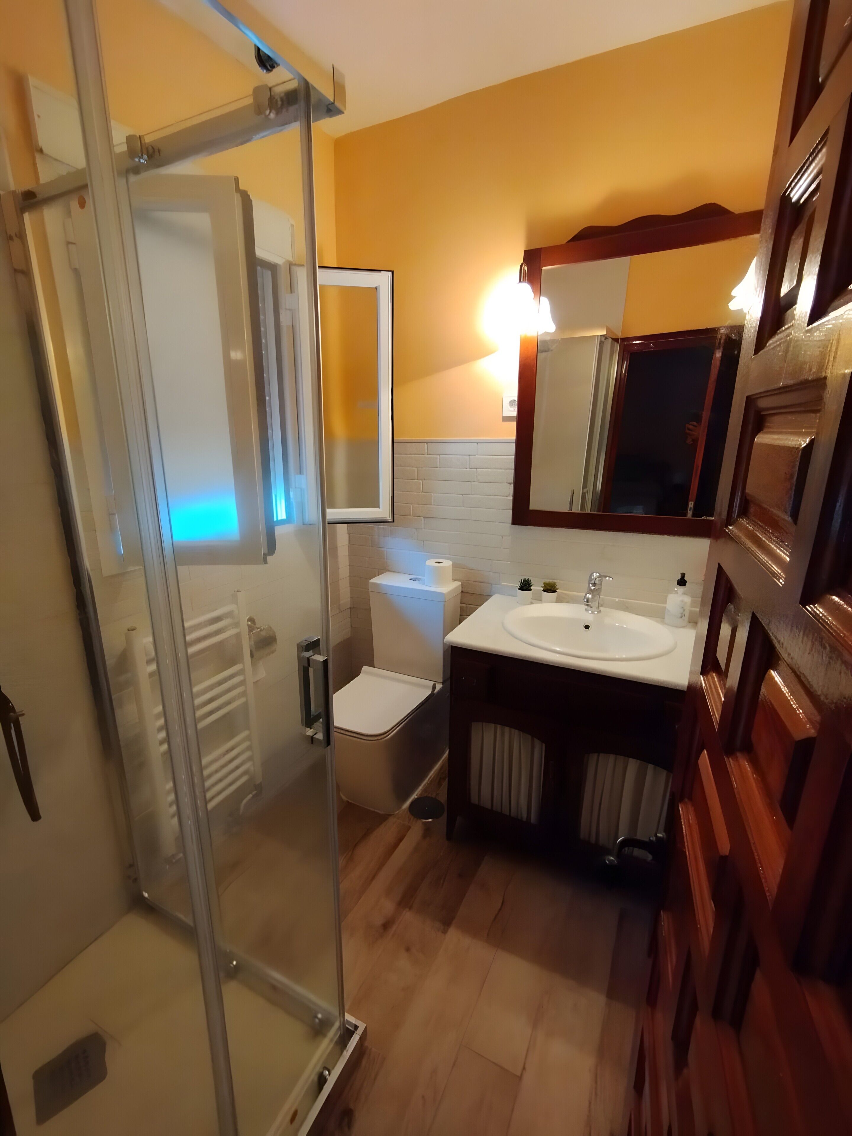 Douche, sèche-cheveux, serviettes fournies