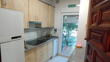 Frigorífico, microondas, horno y placa de cocina