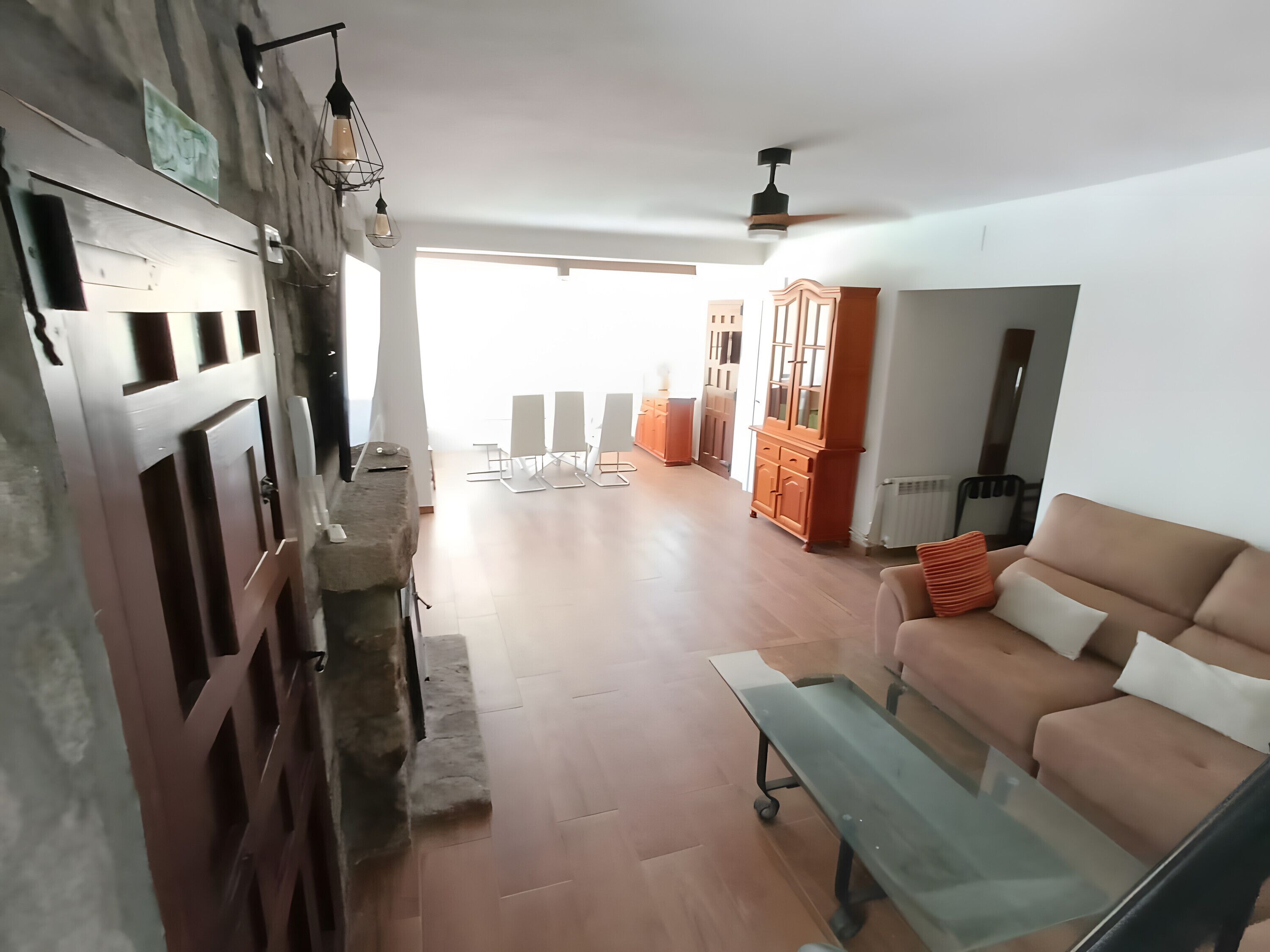 Een televisie en een open haard