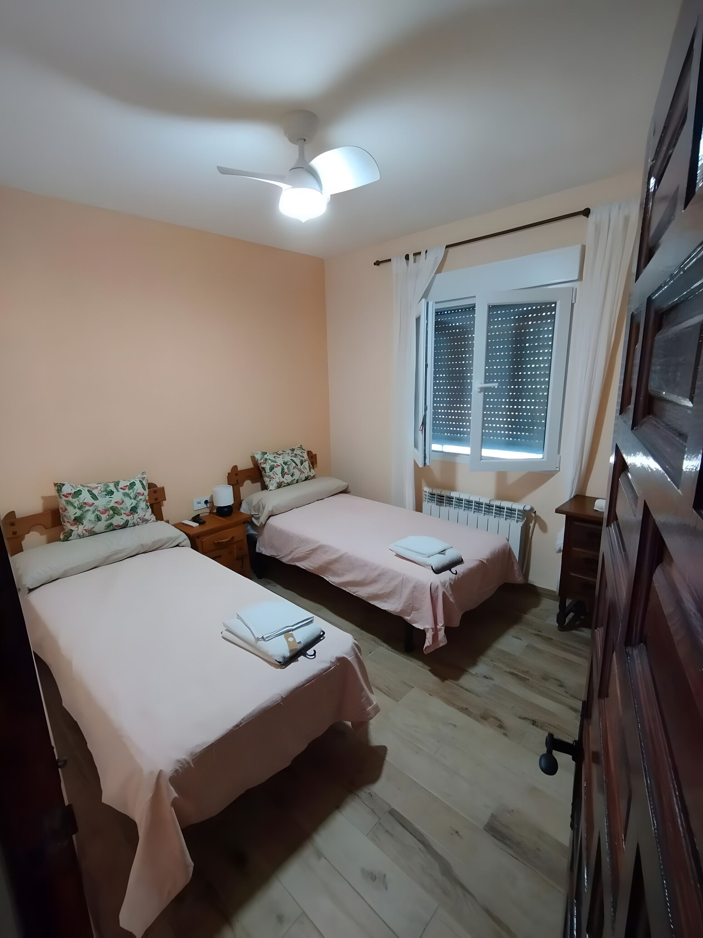 4 chambres, fer et planche à repasser, Wi-Fi, draps fournis