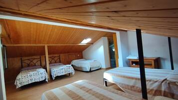 4 bedrooms, iron/ironing board, WiFi, bed sheets