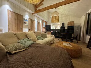 TV, fireplace