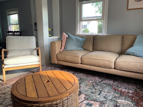 4-bedroom family-friendly cottage in Narragansett, 5 minutes from the beach