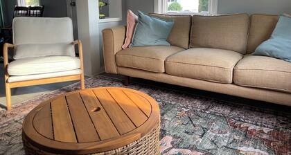 4-bedroom family-friendly cottage in Narragansett, 5 minutes from the beach