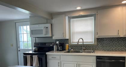 4-bedroom family-friendly cottage in Narragansett, 5 minutes from the beach