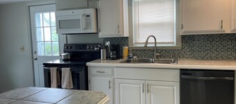 4-bedroom family-friendly cottage in Narragansett, 5 minutes from the beach