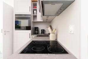 Geladeira, micro-ondas, fogão, cooktop