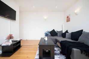 Apartment, 2 Bedrooms, City View | Living room | Books