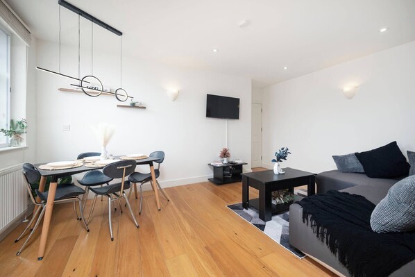 Apartment, 2 Bedrooms, City View | Living room | Books