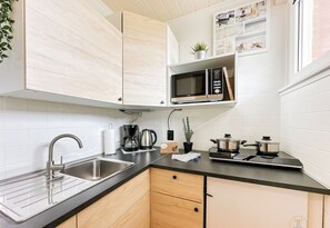 Réfrigérateur, micro-ondes, plaque de cuisson, cafetière/bouilloire