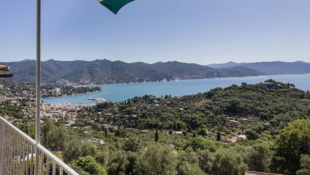 Une ville côtière offrant une vue sur la mer et les montagnes.