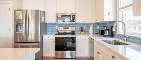 ثلاجة، ميكروويف، فرن، موقد طهي مسطح