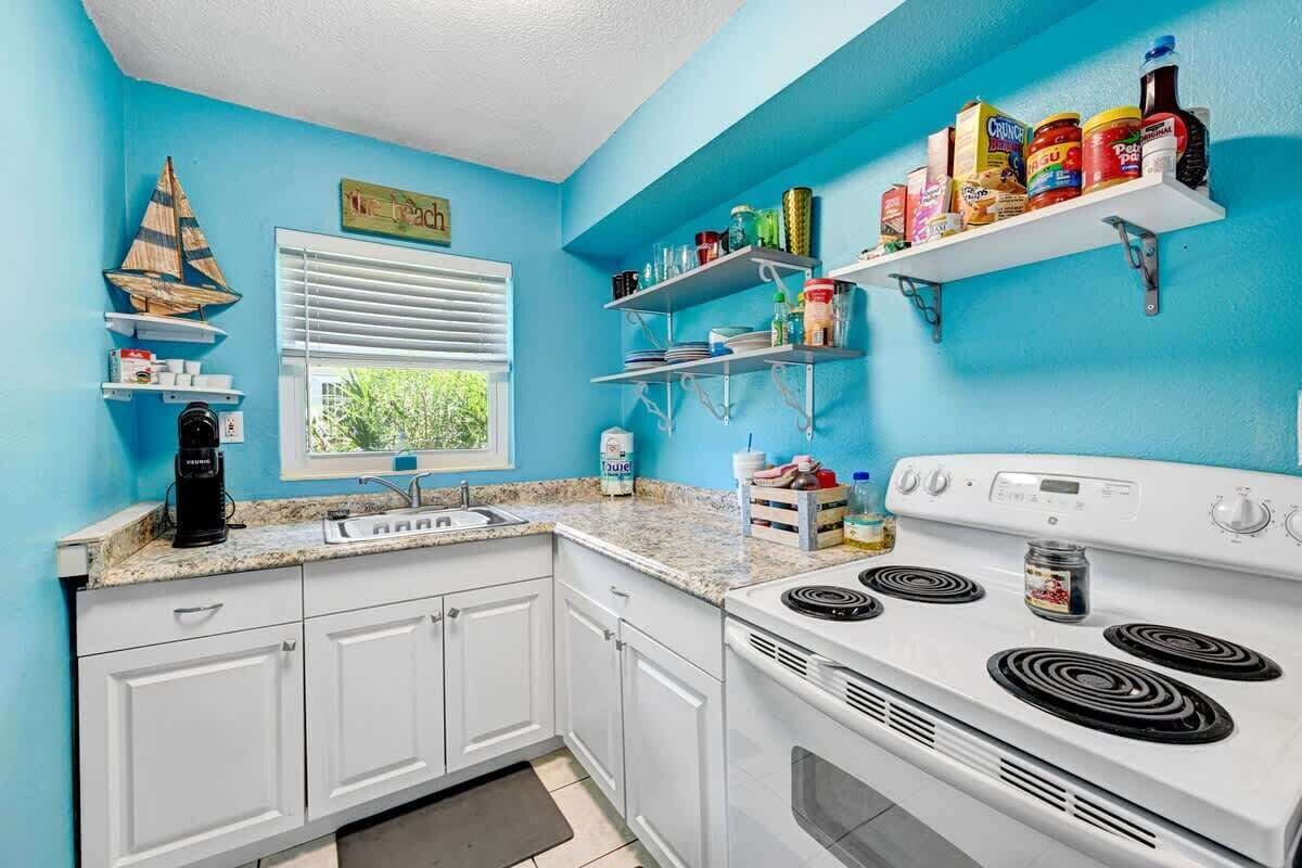 Ofen, Herdplatte, Wasserkocher mit Kaffee-/Teezubehör, Toaster