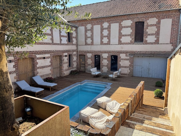 Outdoor pool, a heated pool