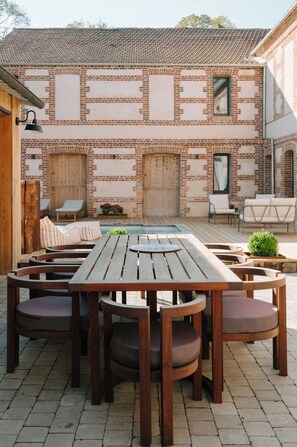 Outdoor dining - Maison Eudoise, swimming pool and spa (Eu)