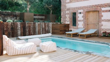 Alberca al aire libre y alberca climatizada