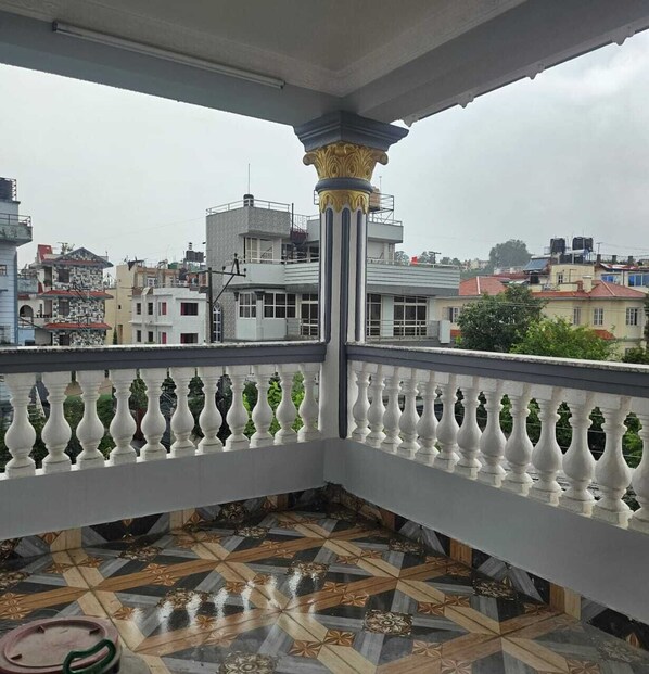 المنطقة المحيطة بالمنشأة