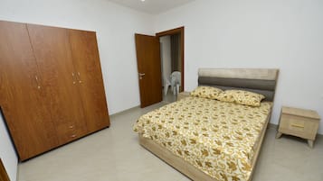 2 bedrooms, iron/ironing board, WiFi