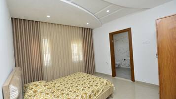 2 bedrooms, iron/ironing board, WiFi