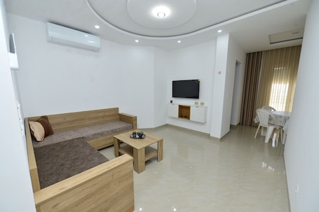 TV. Luxury Sea View Apartment in El Maamoura, Tunisia