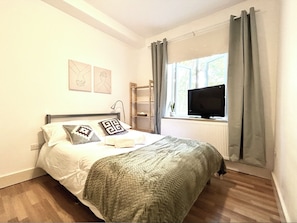 2 bedrooms, desk, iron/ironing board, travel cot - Chic Kensington Olympia home, 2bed/2bath for a perfect London stay! (London)