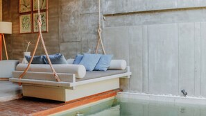Villa, 1 habitación (Sharing Villa & Pool) | Zona de estar | Televisión de pantalla plana de 32 pulgadas con canales por cable