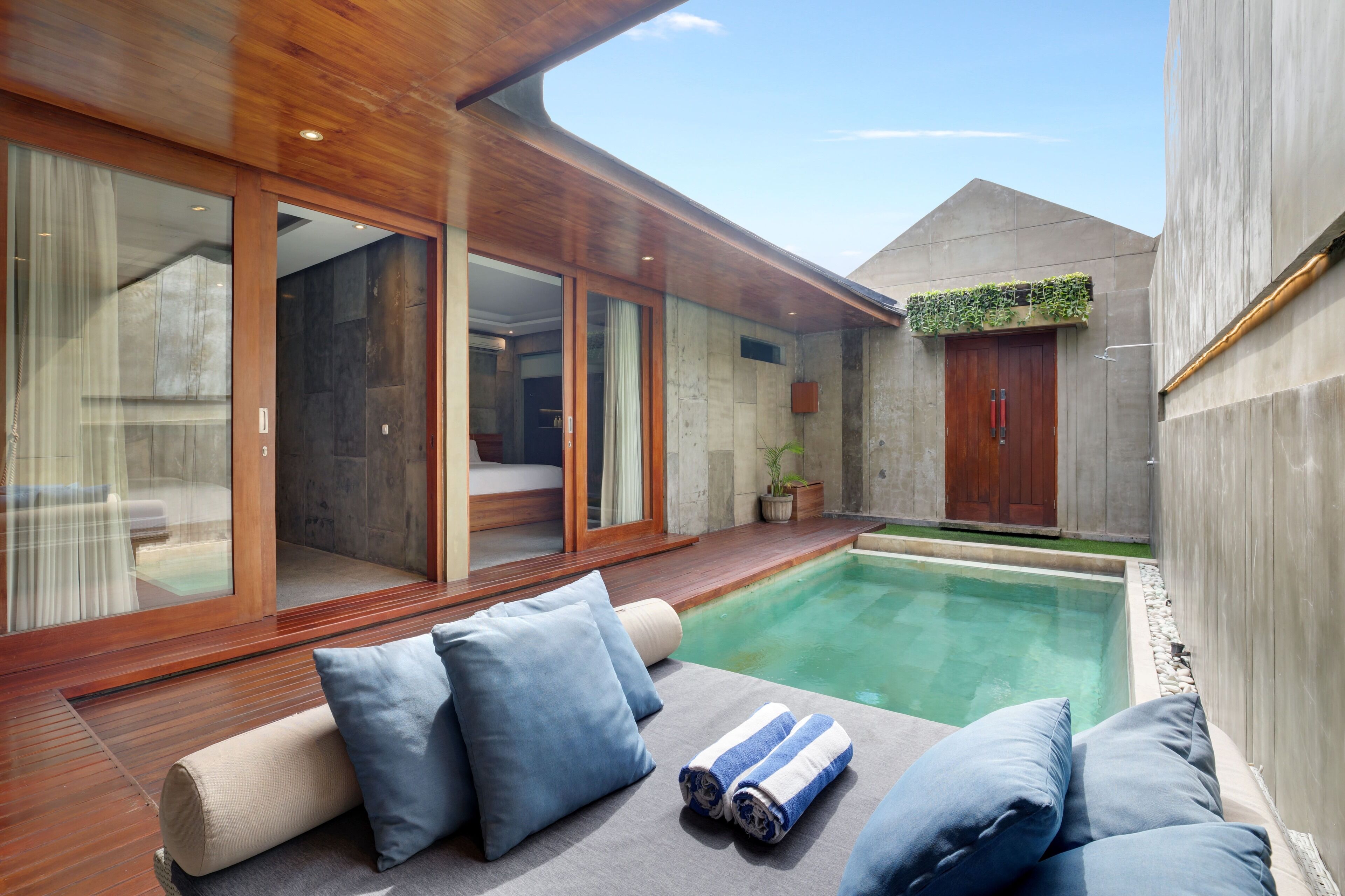 Vista frontal de la propiedad