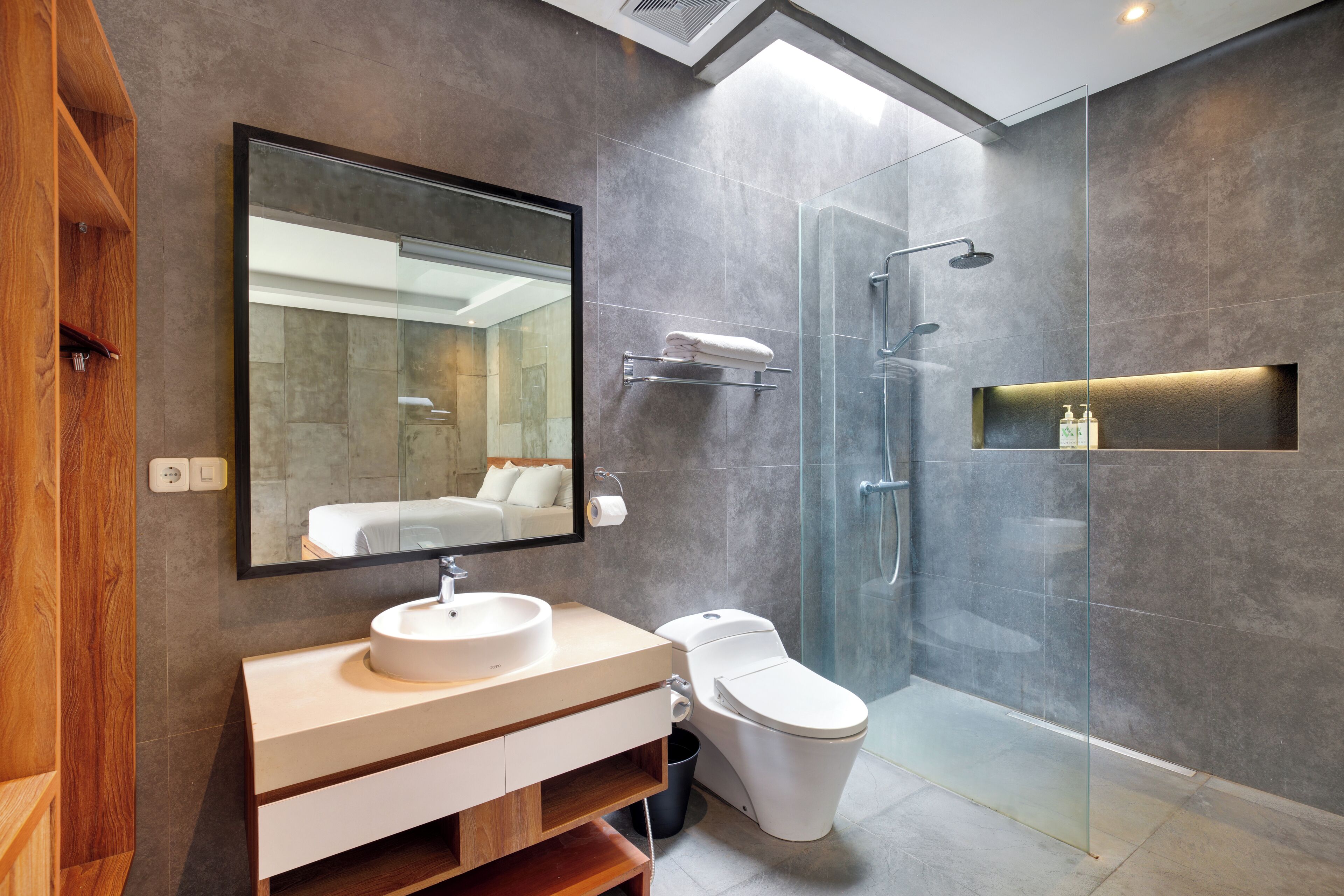 Villa, 1 habitación (Sharing Villa & Pool) | Baño | Regadera, batas, pantuflas, toallas 