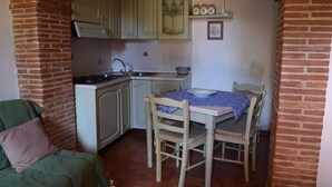 Dining - Cosy apartment for 4 guests with WIFI, pool, TV, patio and pets allowed (Castiglione Del Lago)