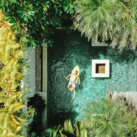 Una piscina al aire libre