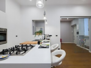 Fridge, microwave, oven, stovetop - Apartment 'White House In Rome' with Wi-Fi and Air Conditioning (Rome)