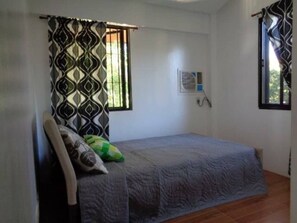 3 quartos, ferros/tábuas de passar roupa, roupa de cama