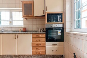 Een koelkast, een microgolfoven, een oven, een kookplaat