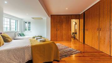 4 bedrooms, iron/ironing board, WiFi