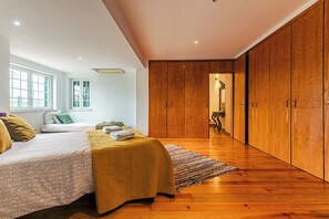4 bedrooms, iron/ironing board, WiFi
