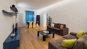 Un salon moderne avec un canapé, une table basse et un meuble pour la télévision.