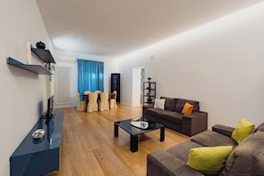 Appartement, 3 chambres, vue ville | Coin séjour | Télévision de 30 pouces avec chaînes par satellite