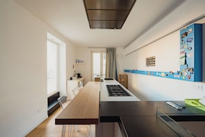 Appartement, 3 chambres, vue ville | Cuisine privée | Réfrigérateur, micro-ondes, four, plaque de cuisson