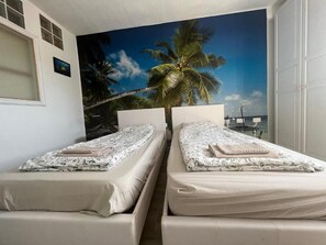 3 bedrooms, desk, iron/ironing board, WiFi