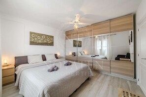 3 Schlafzimmer, Schreibtisch, Bügeleisen/Bügelbrett, WLAN