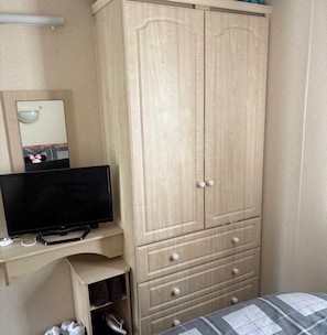3 bedrooms, iron/ironing board, bed sheets