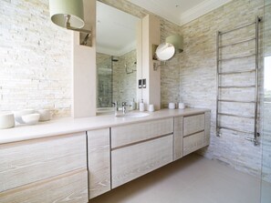 Toallas, jabón, papel de baño 